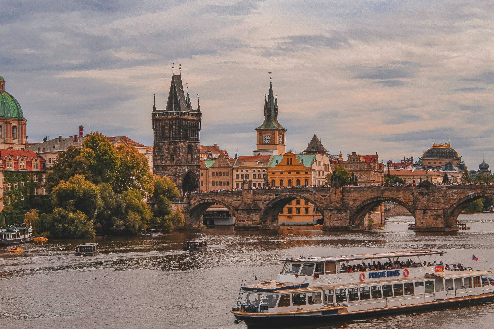 Die Prager Burg und die Altstadt Prags an der Moldau